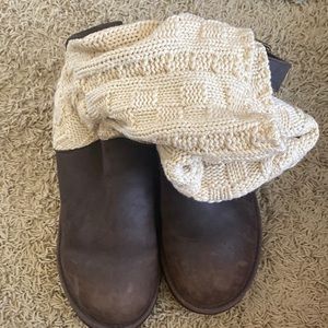 UGG cable unit buckle sweater boots